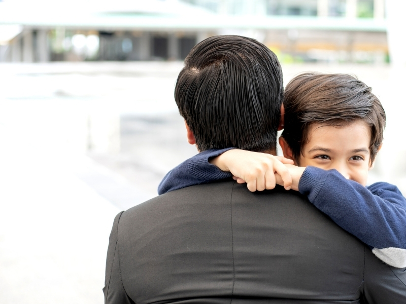 4 причини, чому дитині життєво необхідні обійми батьків