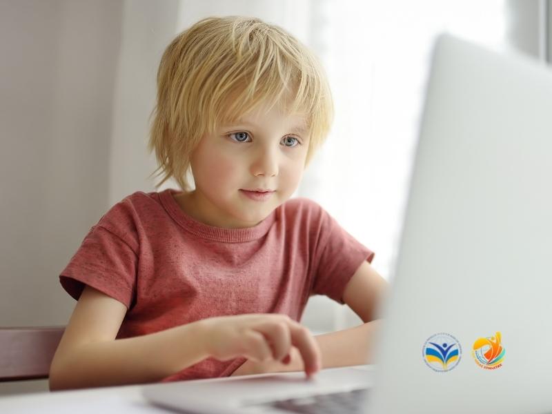 Українські діти навчатимуться навіть в евакуації: “Світ чекає крилатих” публікує електронні посібники для початкової школи